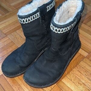 Black Ugg boots, fleeces lined warm winter ugh boots